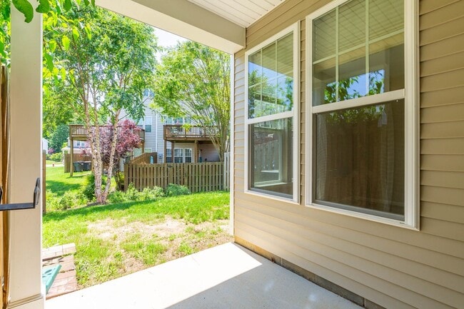 Building Photo - Beautiful 3 bedroom 2 Bath Town Home in Wi...