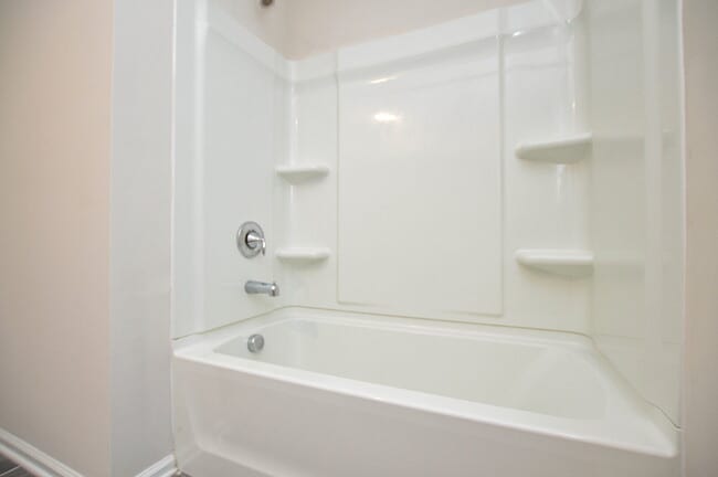 Building Photo - Easy Tega Cay Living in a Thoughtfully Updated Townhome