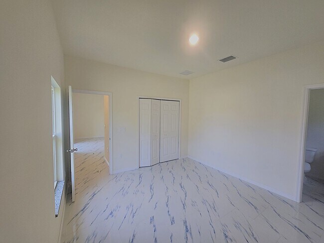 Building Photo - CORNER DULEX-PRIME LOCATION-THREE BEDROOM, TWO BATH, ONE CAR DUPLEX