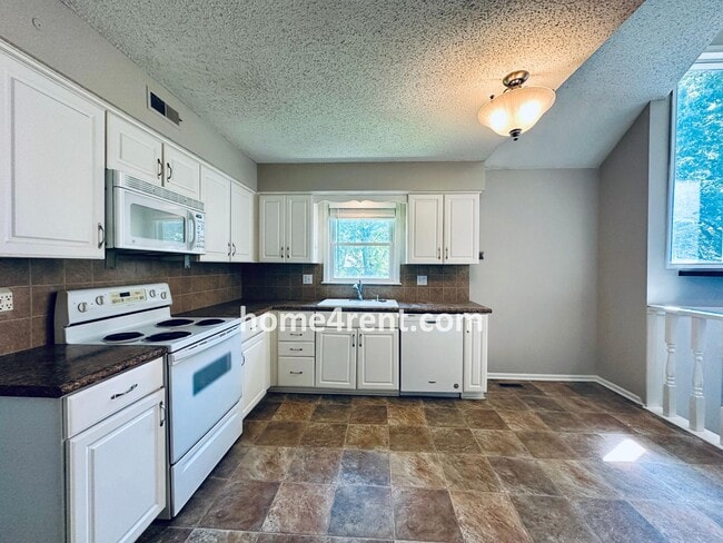 Building Photo - A Beautiful Olathe Home in a Quiet Neighbo...