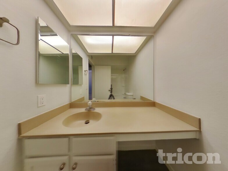 Building Photo - 1010 W Blackhawk Dr