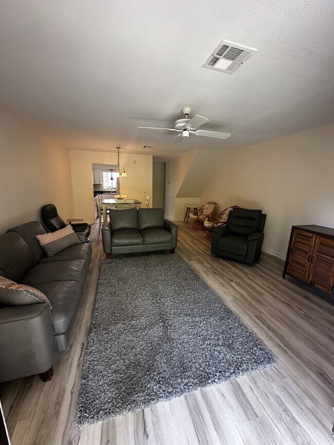 Building Photo - "Coastal Comfort: Spacious 2-Bed, 2-Bath Condo Retreat in Vibrant Panama City Beach!"