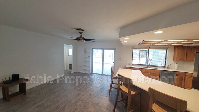 Building Photo - 215 Meadowcross Dr
