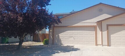 Building Photo - Duplex with Two Car Garage