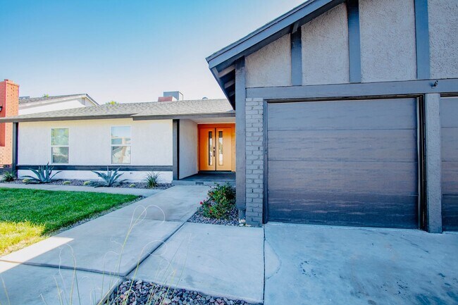 Building Photo - Modern 3 Bd, 2.5 Bth, Remodeled Open Floor plan Chef's Kitchen