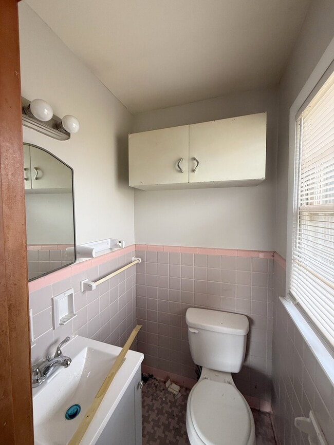 Building Photo - 2106 NW Sullivan Rd