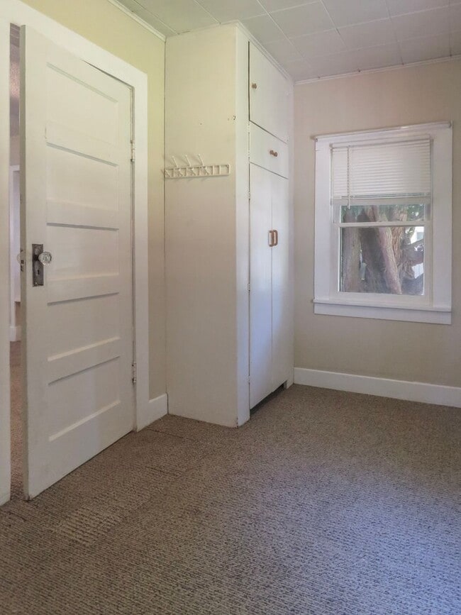 Building Photo - 2 Bedroom Cottage with in walking distance...