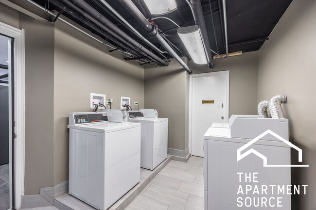 Building Photo - 1224 W Rosemont Ave