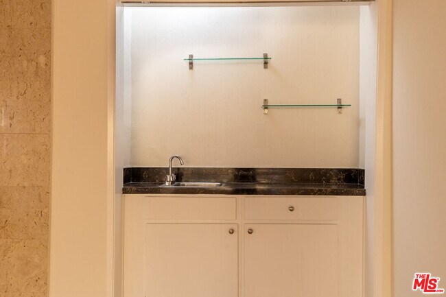 Building Photo - 1033 6th St