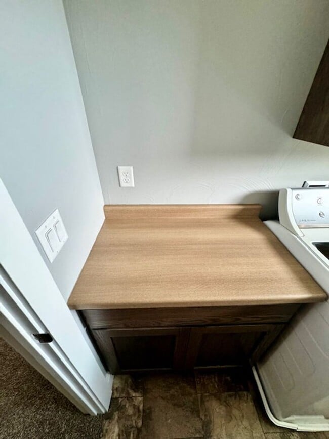 Building Photo - 3 Bedroom, 2 1/2 Bathroom Townhouse -2 weeks free rent with 1-year lease-