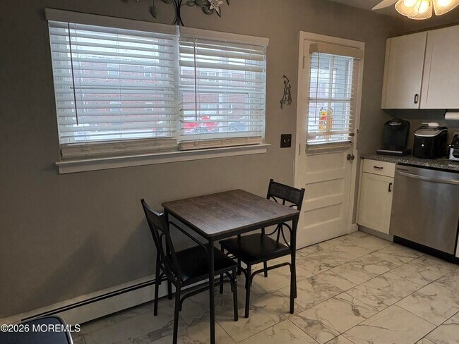 Building Photo - 16 Laurel Pl