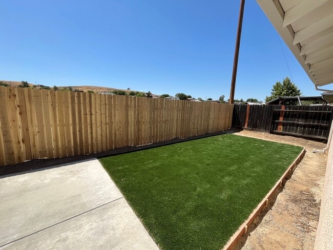 Building Photo - ? Move-In Special! ? $1,000 Off First Mont...
