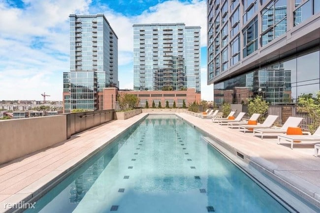 Building Photo - 717 17th St