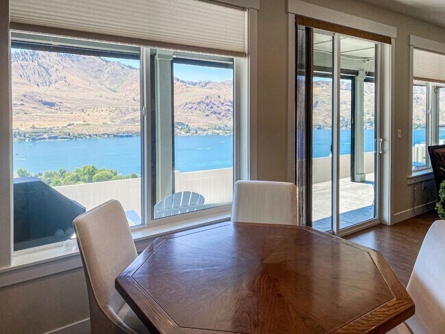 Building Photo - 3 Bedroom, 2 Bath with Spectacular Views o...