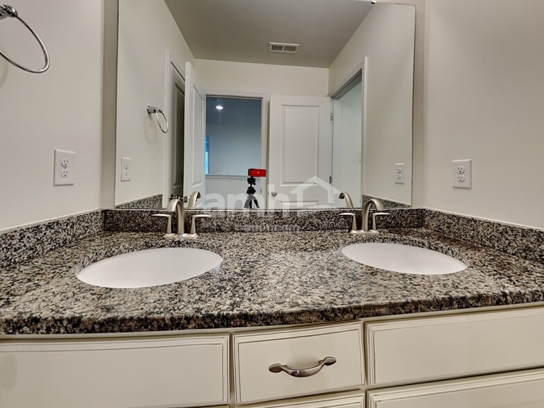 Building Photo - 5306 Dayan Dr