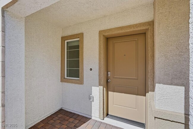 Building Photo - 8667 Luxuriant Ave