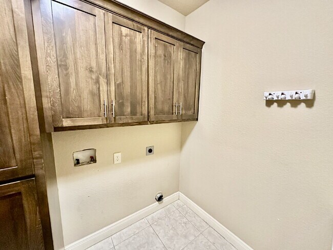 Building Photo - 6613 W Valley View Rd