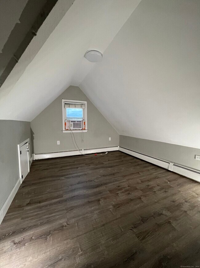 Building Photo - 35 Cove Ave
