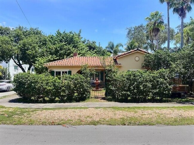 Building Photo - 1501 NE 5th Ct