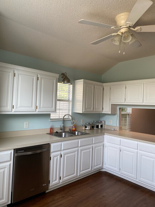 Kitchen - 3089 W Mulberry St