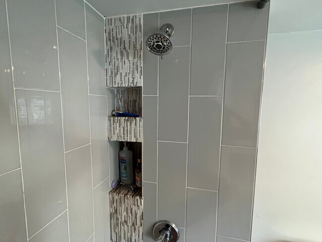 Building Photo - 410 Pequot Ave