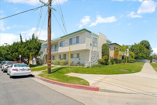 Building Photo - 5703 Hazeltine Ave