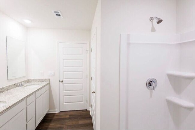 Building Photo - MOVE IN SPECIAL-Beautiful home available for rent