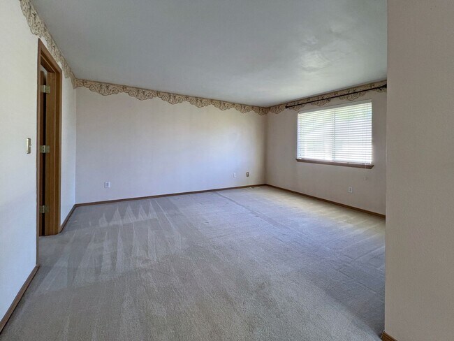 Building Photo - NE Tacoma - Large 3 bedroom 2.5 bathroom w...