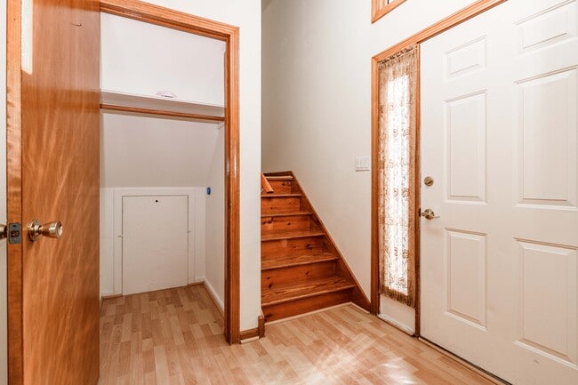 Building Photo - 705 Lake Ave