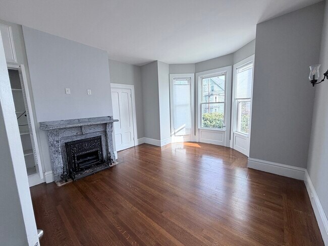 Building Photo - 82 School St