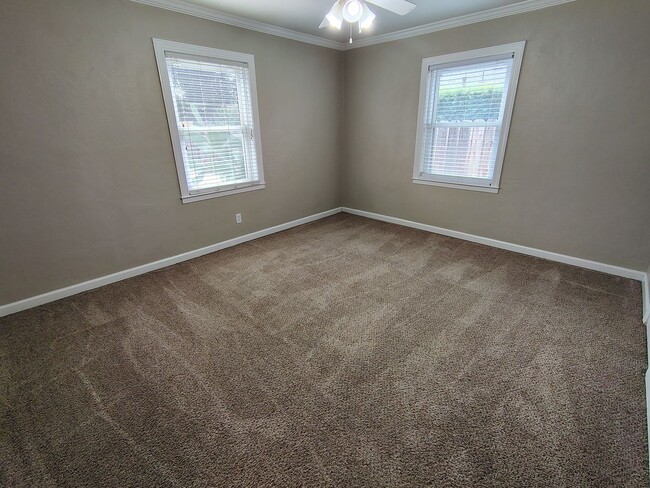 Building Photo - 404 Camellia Way