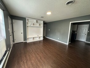 Building Photo - Welcome to this charming 3-bedroom, 1.5-ba...