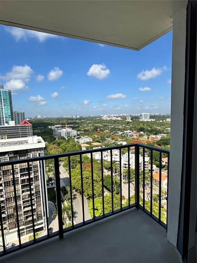 Building Photo - 1901 Brickell Ave