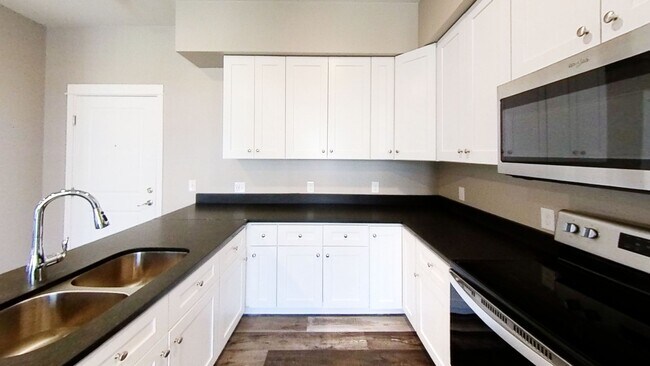 Building Photo - Charming Studio for Rent: Enjoy the Added ...