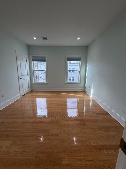 Building Photo - 27 Lyon St