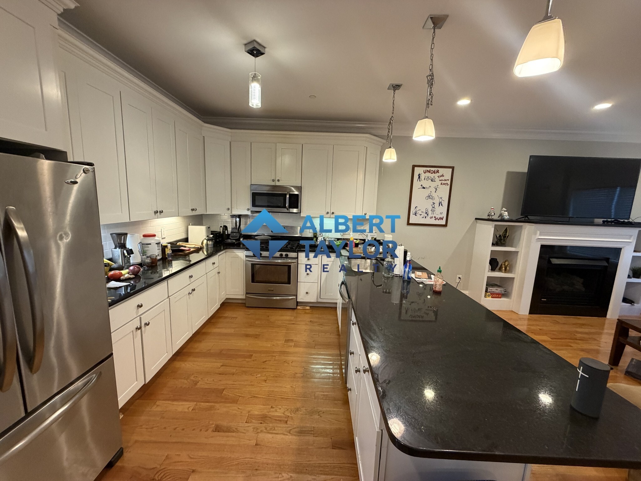 Building Photo - 632 E 2nd St