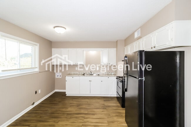 Building Photo - 3196 Southbridge St