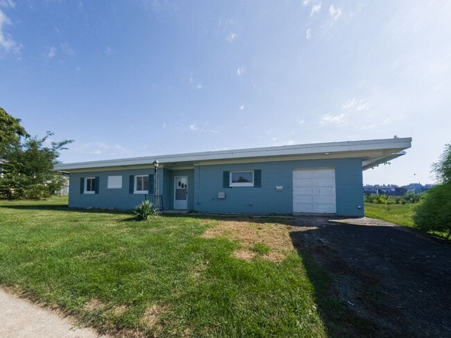 Building Photo - 3 Bedroom One Bathroom updated home