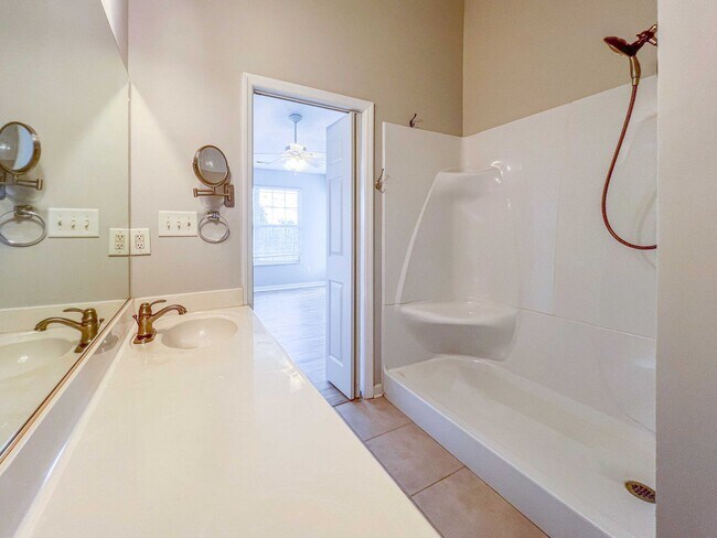 Building Photo - 2-Bedroom + office Condo Retreat with Pool Access