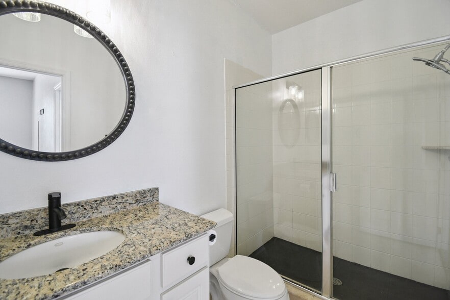 Building Photo - 531 Hedgewood Dr