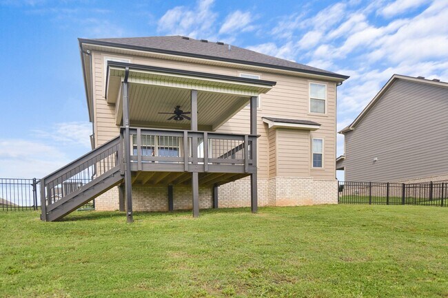 Building Photo - Pet Friendly Three Bedroom with Bonus!