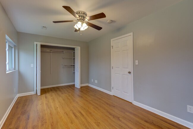 Building Photo - 5 bed 3 bath - Gorgeous Large Family Home ...