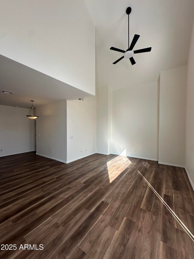 Building Photo - 1015 S Val Vista Dr