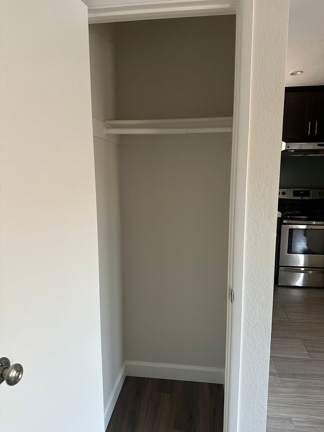 Building Photo - Condo, ready for move-in!