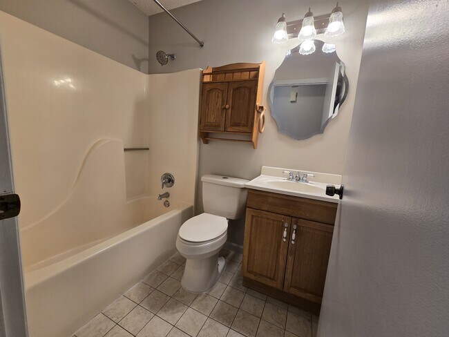 Building Photo - 425 Sunnyside Dr