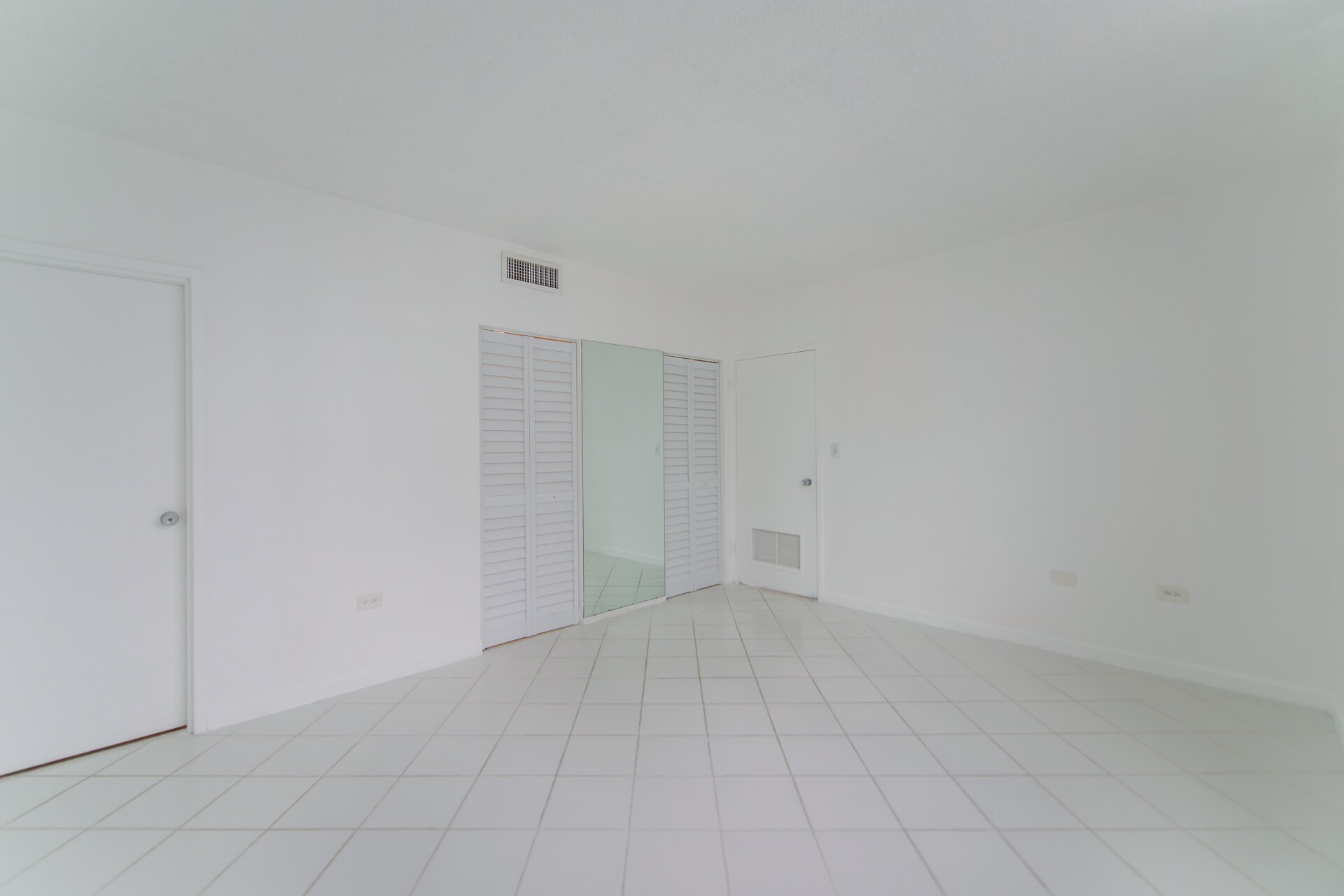 Building Photo - 801 Brickell Bay Dr