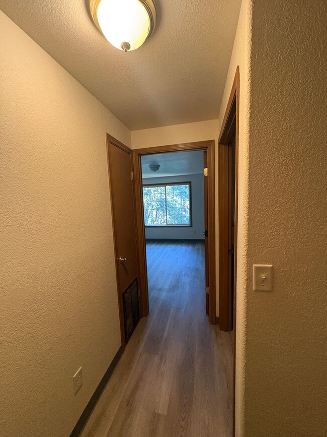 Building Photo - 2 Bedroom 1.5 Bathroom Duplex in Southwest Eugene
