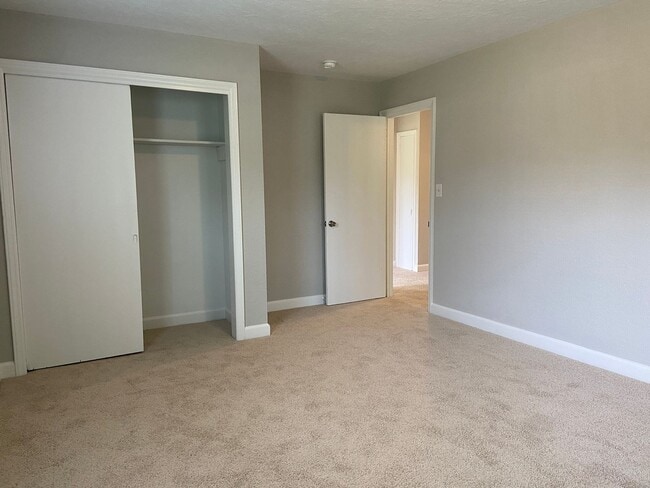 Building Photo - 2 Bedroom, 1 Bathroom House in High Point!