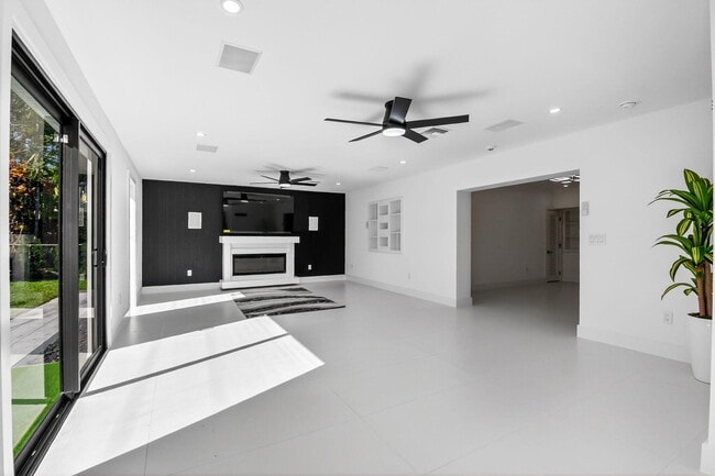 Building Photo - 1410 Beta Ct N