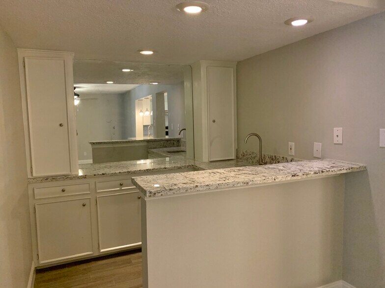 Wet Bar - 3214 Continental Dr